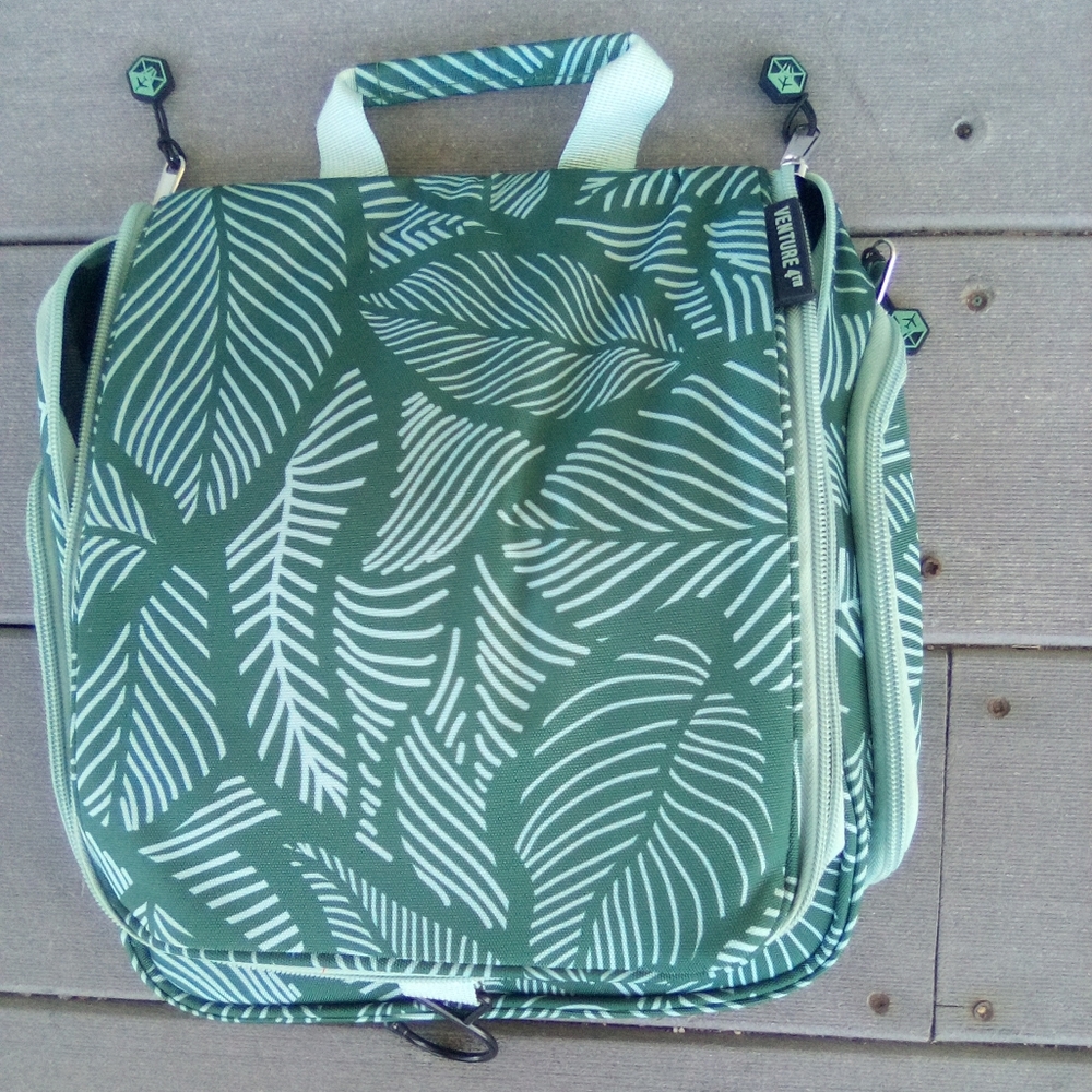 VENTURE Green Leaf Print Travel Bag New No Tag
